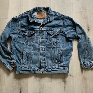 Levi's Denim Trucker Jacket chambray size L medium wash men’s blue‎ vintage USA